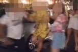 INCIDENT ISPRED RESTORANA U BEOGRADU! Devojka juri i udara starijeg muškarca, ostale se CEREKAJU (VIDEO)