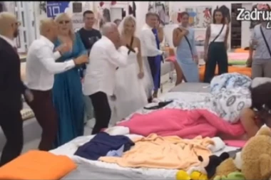 NIKAD VIĐENA SCENA U ZADRUZI: Par uhvaćen u VRELOM ZANOSU! SVI su ih GLEDALI, a Era Ojdanić dolivao ulje na vatru! (VIDEO)