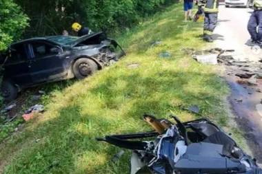 TEŠKA SAOBRAĆAJNA NESREĆA U SALAKOVCU! Delovi automobila rasuti po putu, ima teško povređenih! (FOTO)