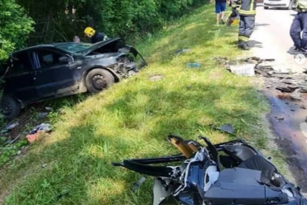 TEŠKA SAOBRAĆAJNA NESREĆA U SALAKOVCU! Delovi automobila rasuti po putu, ima teško povređenih! (FOTO)