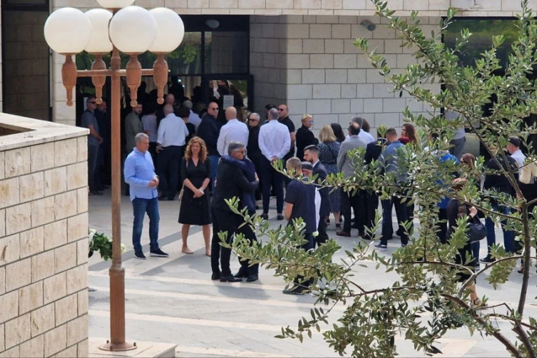 PORODICA PRIMA SAUČEŠĆE: Veliki broj ljudi se okupio ispred kapele da se oprosti od Mateja Periša (FOTO)