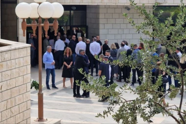 PORODICA PRIMA SAUČEŠĆE: Veliki broj ljudi se okupio ispred kapele da se oprosti od Mateja Periša (FOTO)