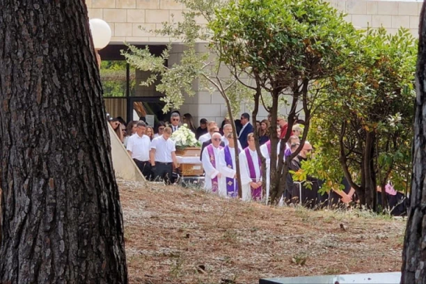 MAJKA MATEJA PERIŠA SKRHANA BOLOM: Prekrštenih ruku u tišini nemo gleda ka kovčegu sina (FOTO)
