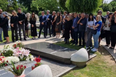 MRKINE KOLEGE DOŠLE NA POMEN! Funkcioneri SPS odale počast političaru, među njima Toma Fila i Slavica Đukić Dejanović! (VIDEO)