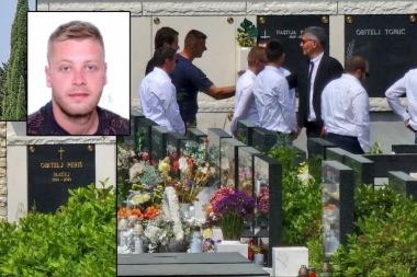 OVO SU MATEJEVI DRUGOVI IZ BEOGRADA: Tužno i nepomično gledali u nadgrobnu ploču - POSLEDNJI GA VIDELI, POSLEDNJI OTIŠLI SA SAHRANE (FOTO)