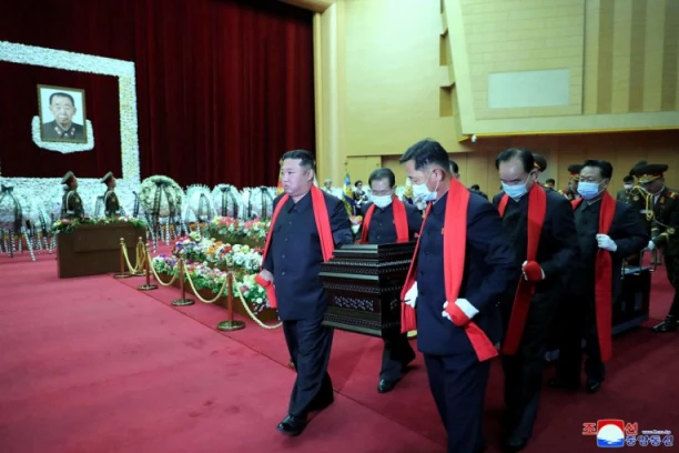 KIM NEUTEŠAN NA SAHRANI SVOG MENTORA! Nosio kovčeg, prosipao zemlju sa groba čoveka koji ga je NAUČIO SVE (VIDEO)