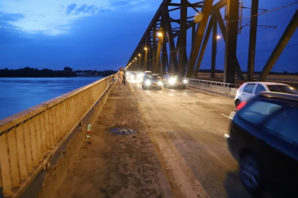 NEZGODA NA PANČEVCU! Dečak (12) teško povređen dok je vozio bicikl, na njega naleteo automobil!