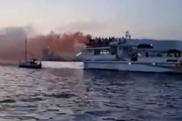 OTAC NENAD EMOTIVNOM PORUKOM SE OPROSTIO OD SINA: Špalir brodova i gromoglasan aplazu Mateju u čast (VIDEO)