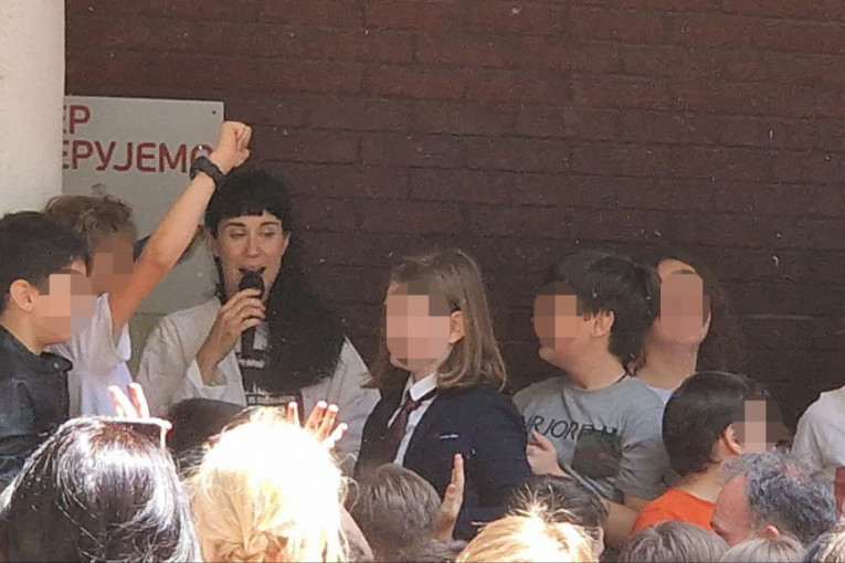 Konstrakta peva na humanitarnoj akciji