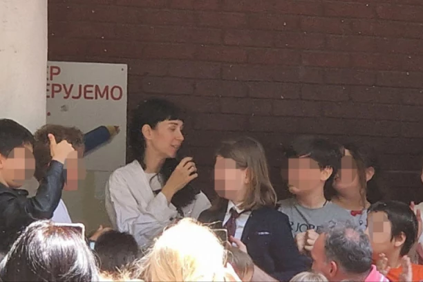 UMETNICA PEVA ZA LUKU: Konstrakta pokazala veliku srce, njen potez će vas ODUŠEVITI! (VIDEO)