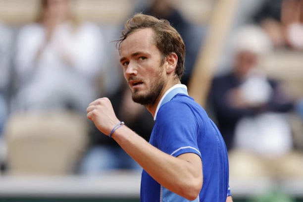 IGRAĆE PROTIV MEDVEDEVA: Srbina čeka IZAZOV KARIJERE na Rolan Garosu!