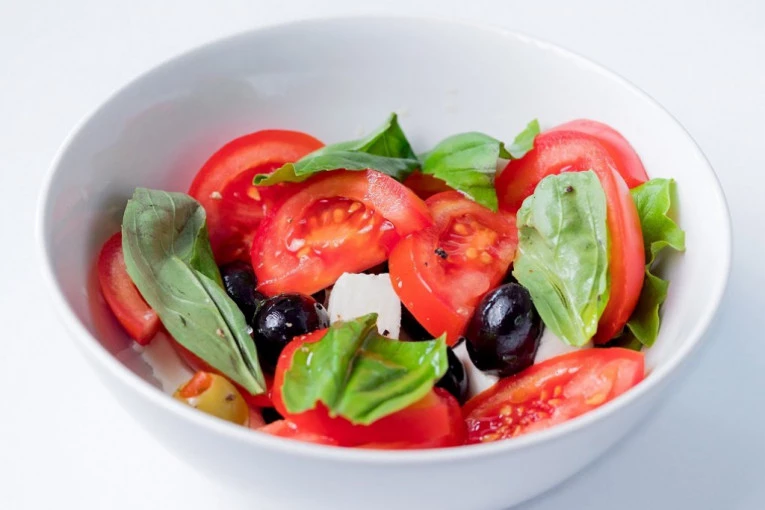 IDEALNO LETNJE JELO U BOJAMA ITALIJANSKE ZASTAVE: Recept za čuvenu Kapreze salatu!
