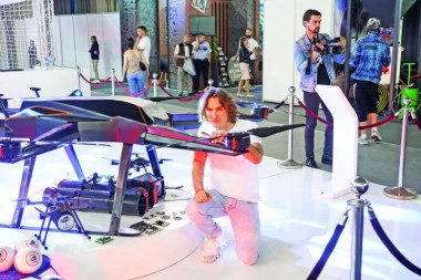 MITROVIĆ NA SAJMU PREDSTAVIO DRONOVE PA NAPRAVIO EKSTRA ŽURKU (VIDEO)