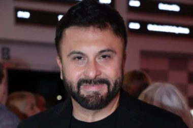 Sve je spremno za SPEKTAK na Belom dvoru! Brojne poznate ličnosti su se okupile da podrže Batu Spasojevića i njegovu najnoviju kolekciju! (FOTO)