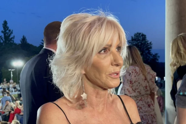 "ODNELI SU SVE: NOVAC, ORUŽJE I NAJVREDNIJE STVARI!" Pevačica samo u zlatu imala 20.000 evra - PLJAČKAŠI JOJ UPROPASTILI ŽIVOT!