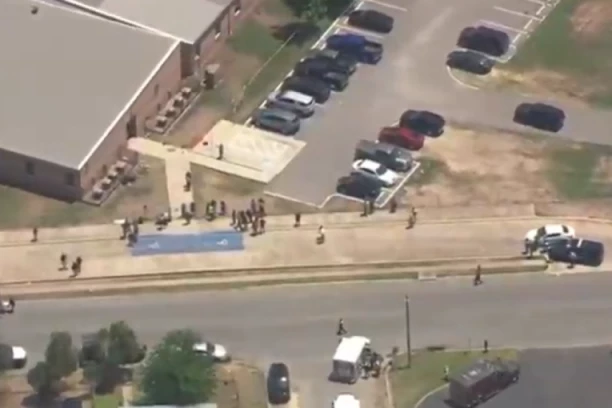 PUCNJAVA U ŠKOLI U TEKSASU: Dve osobe nastradale, 14 povređenih