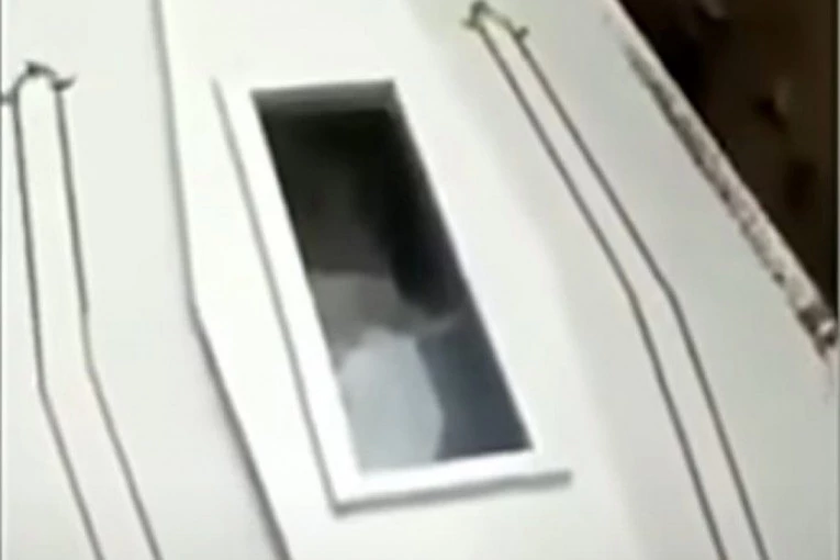 JEZIVA SCENA NA SAHRANI: Pokojnik "mahnuo" iz sanduka, naučnici OTKRILI zašto se to desilo - SNIMAK PROBUDIO VELIKU PAŽNJU! (VIDEO)