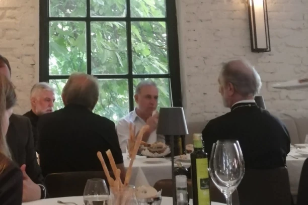 PONOŠ I GRIGORIJE U NAJSKUPLJOJ KAFANI U BEOGRADU! Ekskluzivni paparaco - Đilasov kandidat na ručku sa vladikom! (FOTO)