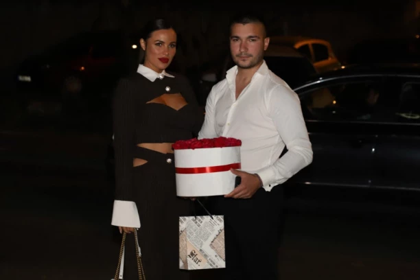 Rodićke doterane od glave do pete: Bojana i Bogdana Rodić u pratnji partnera! (FOTO)