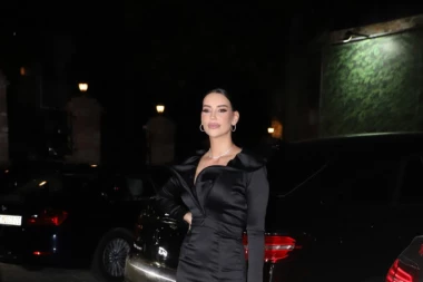 Katarina Grujić slavi DEVOJAČKO VEČE! Pevačica unajmila LUKSUZNU LIMUZINU, šampanjac i okupila ove POZNATE dame, sprema se LUDILO! (FOTO)