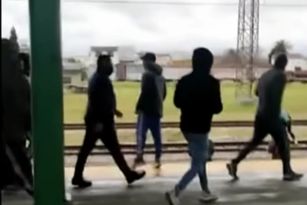 KRVAVI HOROR U BUENOS AJRESU: Navijači Rasinga IZBOLI ŠESTORICU Kolumbijaca, dvojicu kidnopavali I MUČILI, zbog UKRADENE ZASTAVE (VIDEO/FOTO)