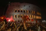 GOREO RIM: Navijači Rome OKUPIRALI Koloseum, 50.000 ljudi gledalo FINALE na Olimpiku! (FOTO/VIDEO)