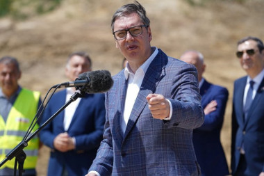 TAČNO U PODNE! Predsednik Vučić obilazi skladišta ROBNIH REZERVI!