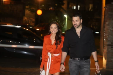 ALEKSANDRA PRIJOVIĆ I FILIP ŽIVOJINOVIĆ ODVELI SINA U DIZNILEND: Porodični trenuci kakvi se pamte (FOTO)