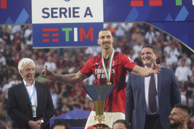 OPŠTE NARODNO VESELJE: Ibrahimović uz zvuke OMILJENE SRPSKE pesme proslavio titulu Milana na ulici! (VIDEO)
