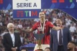 OPŠTE NARODNO VESELJE: Ibrahimović uz zvuke OMILJENE SRPSKE pesme proslavio titulu Milana na ulici! (VIDEO)