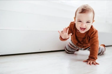 BEBA VEŽBA KAO VELIKA: Ima 5 meseci i već radi sklekove