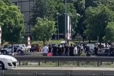 PROPAST NA GAZELI PRED DERBI! Blokiran most, sukob navijača i policije! (VIDEO)