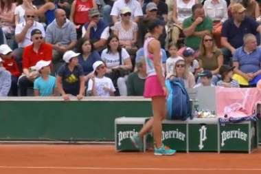 UŽAS U PARIZU: Rumunka napravila SKANDAL, umalo teško povredila devojčicu na tribinama, reakcija sudije sve ŠOKIRALA! (VIDEO)