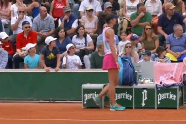 UŽAS U PARIZU: Rumunka napravila SKANDAL, umalo teško povredila devojčicu na tribinama, reakcija sudije sve ŠOKIRALA! (VIDEO)