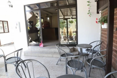 PRVI SNIMCI I FOTOGRAFIJE UNIŠTENOG KAFIĆA U INĐIJI: Napadač zapucao, pa kada mu je pištolj zakočio, otišao po BOMBU (FOTO, VIDEO)