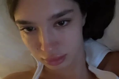 ĐINA DŽINOVIĆ HITNO PRIKLJUČENA NA INFUZIJU: Procurila uznemirujuća fotografija Harisove ćerke, evo u kakvom je sada stanju!