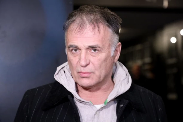 NAŠEG GLUMCA ŽENA PREVARILA SA 15 GODINA MLAĐIM STJUARDOM: Otkrivena tajna afera, ljubavniku rodila troje dece!