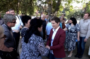 PREMIJERKA SA ŽITELJIMA BEŽANIJSKE KOSE: Ni meni nema smisla da ovde dolaze takvi soliteri, ali takođe svi zajedno treba da nađemo način da se grad razvija (FOTO)