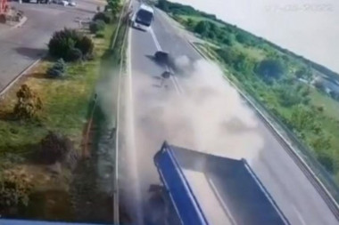 SNIMAK JEZIVE SAOBRAĆAJKE KOD RUŠNJA: Automobil pri brzini od 120km/h zakačio kamion i udario u autobus pun dece (VIDEO)