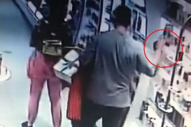 SKANDALOZNO! Kristijan Golubović sa devojkom krade parfeme po tržnom centru! (VIDEO)