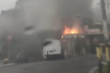 POŽAR NA BANOVOM BRDU: Zapalio se lokal brze hrane - iz objekta kulja crn i gust dim (FOTO)
