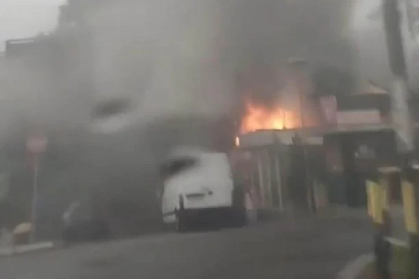 POŽAR NA BANOVOM BRDU: Zapalio se lokal brze hrane - iz objekta kulja crn i gust dim (FOTO)