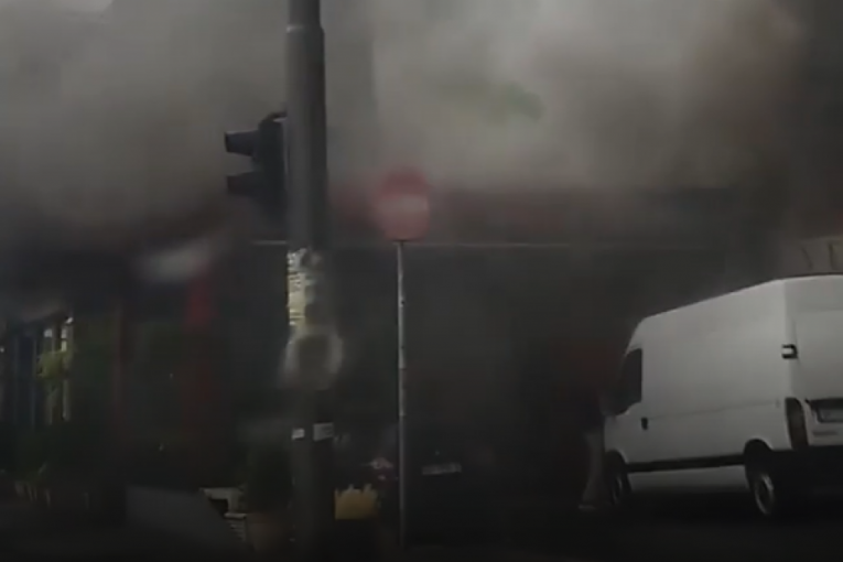 DETALJI POŽARA NA BANOVOM BRDU: Zapalio se roštilj, vatrogasne ekipe na terenu - saobraćaj usporen (VIDEO)
