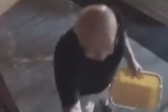 He should be ASHAMED - The neighbour walked in and HELPED HIMSELF! People in shock: I hope someone recognises this SCUMBAG! (VIDEO)