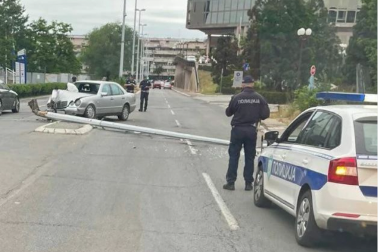 TROJE POVREĐENO! Mercedes udario u BANDERU! Teška saobraćajna nesreća kod Hajata u Beogradu!