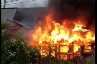 VELIKI POŽAR U KOTEŽU! Napio se pa zapalio kuću! (VIDEO)