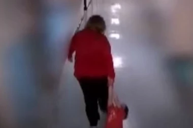 SRAMOTNO! Direktor škole nasilnički vukao kroz hodnike učenika sa autizmom!