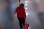SRAMOTNO! Direktor škole nasilnički vukao kroz hodnike učenika sa autizmom!