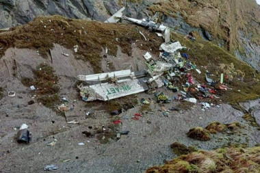 PRONAĐEN AVION KOJI JE NESTAO U NEPALU: Iz olupine izvučeno 14 tela, traga se za još 8 (FOTO)