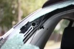 Tri komada betona pogodila automobil u toku vožnje kod Niša, JEDAN BIO TEŽAK 5 KILOGRAMA! Srpski producent i njegov sin za dlaku izbegli smrt!